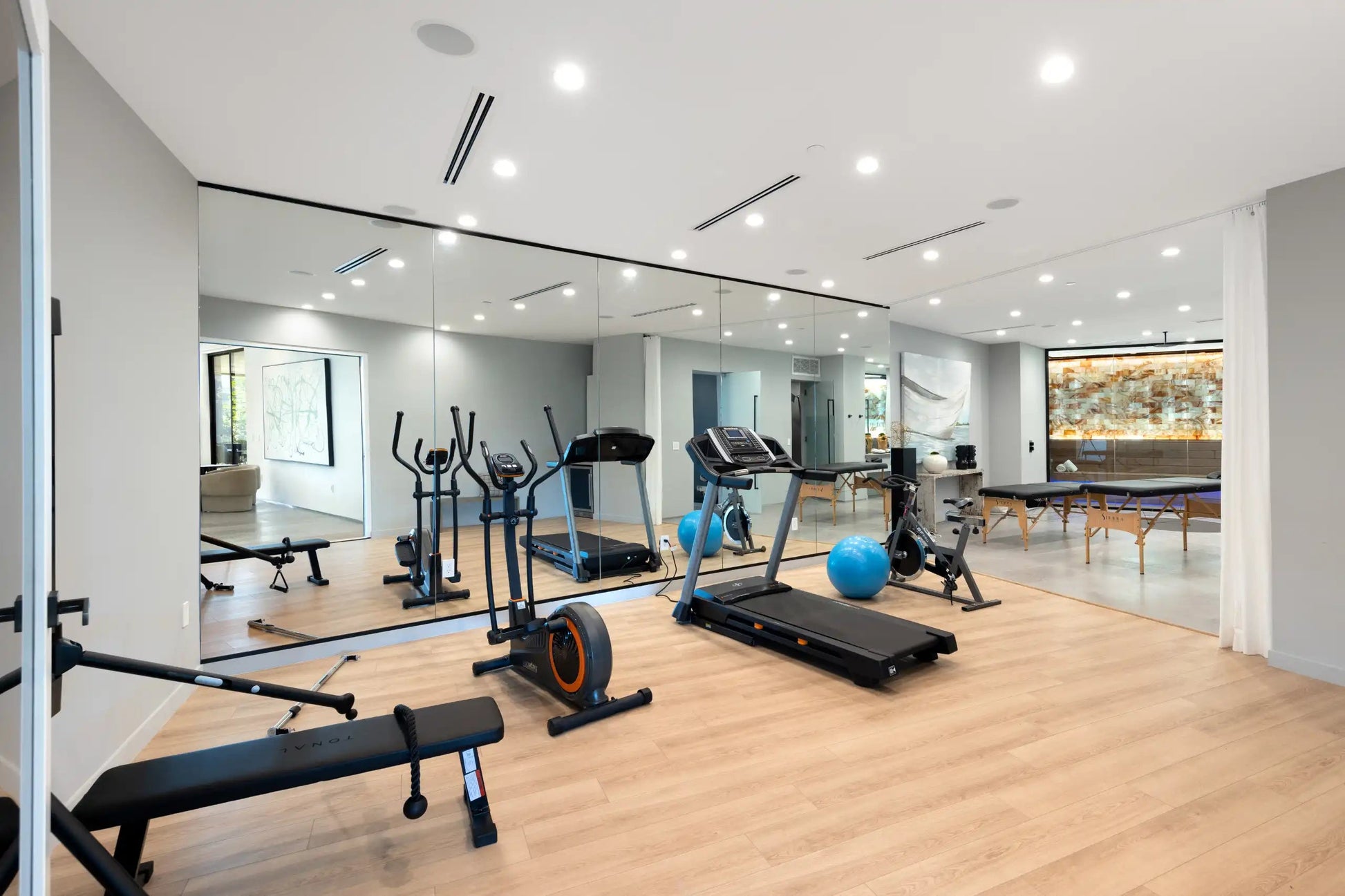 Lloydcrest Modern - Luxury Villa for Rent | LA - 2025✨ Vidi Vici Rental