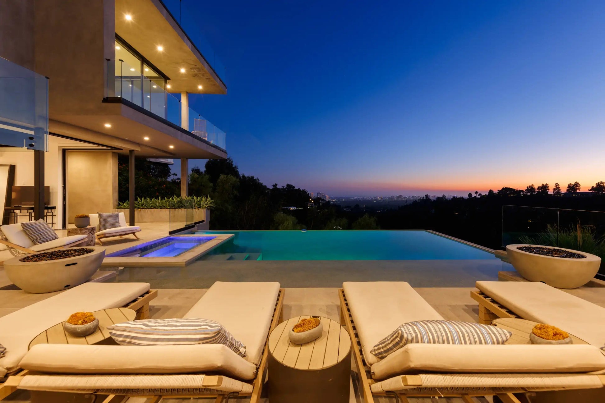 Lloydcrest Modern - Luxury Villa for Rent | LA - 2025✨ Vidi Vici Rental
