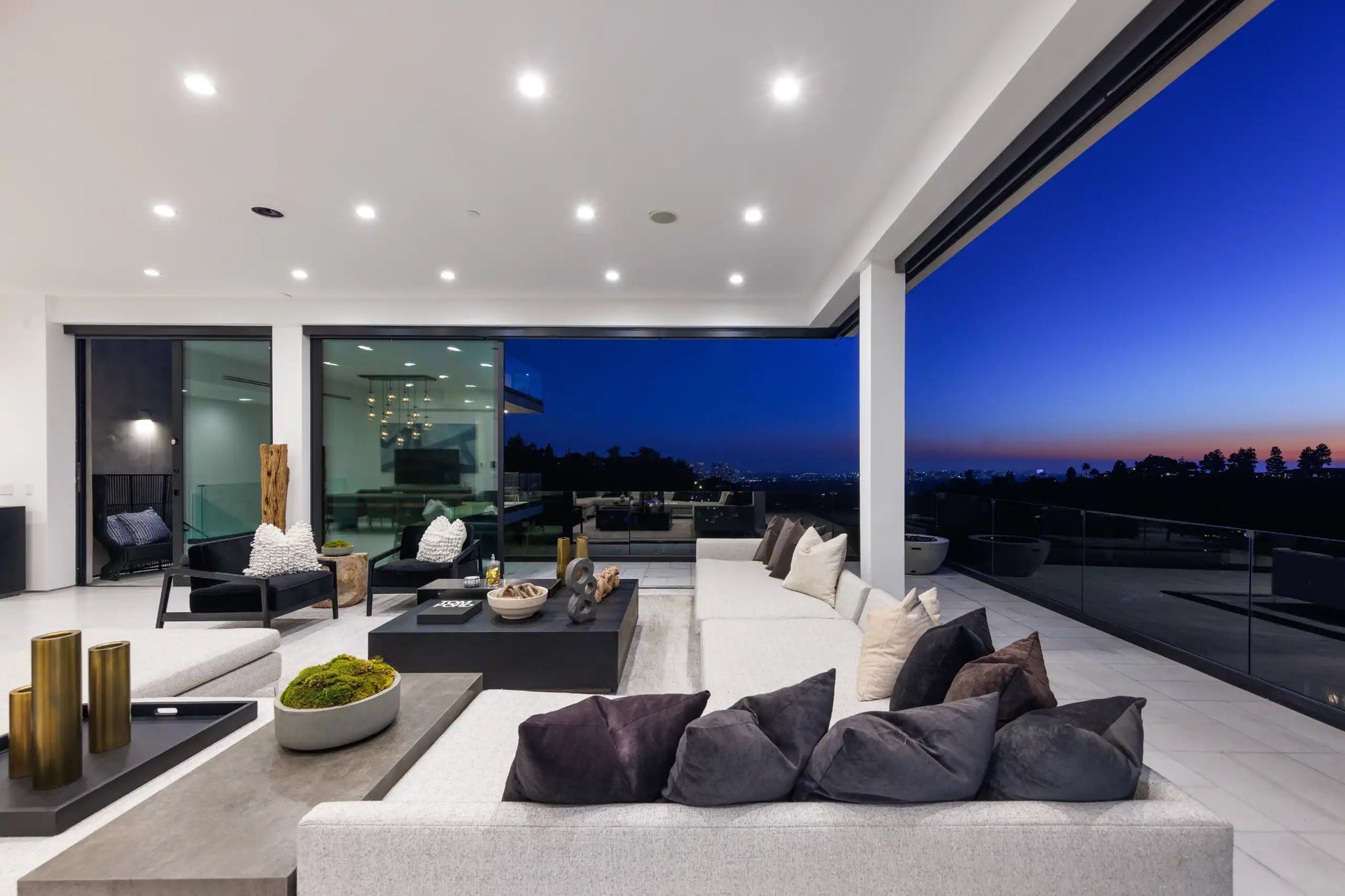 Lloydcrest Modern - Luxury Villa for Rent | LA - 2025✨ Vidi Vici Rental